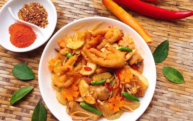Cô Nhỏ - Chân Gà Tiến Vua, Sốt Thái
