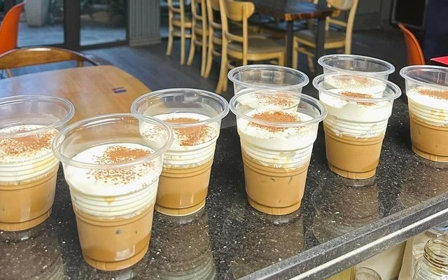 Bar. A Cafe Và Bánh Mì