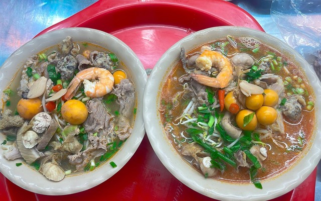 Bà Lai Chợ Mơ - Cháo Sườn Sụn, Mỳ Chua Cay & Ăn Vặt - Ngõ Trại Cá