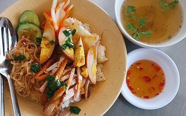 Thèm Bánh Mì - Cơm Tấm Mẵn, Bún & Bánh Mì Thịt Nướng - Khu Giảng Viên ĐHCT