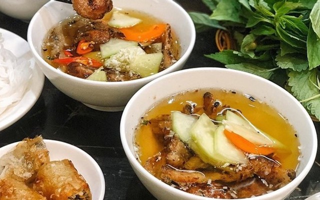 Chiển Chiêu - Bún Chả & Trứng Vịt Lộn - Trâu Quỳ