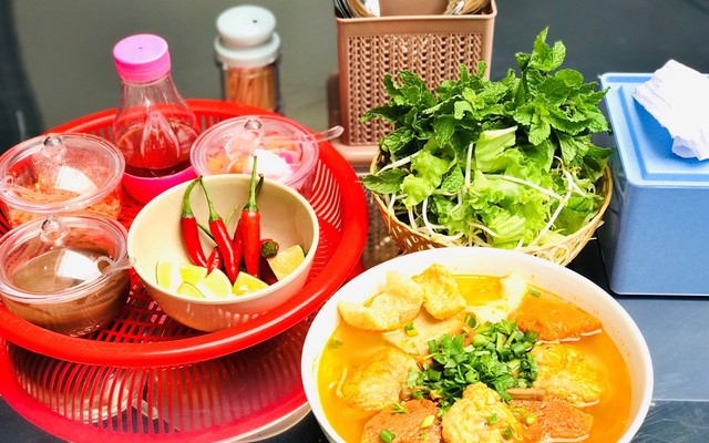 Bún Chả Cá & Chè Bé Linh - Dương Loan