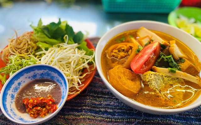 BÚN RIÊU & BÒ KHO - TRIỀU