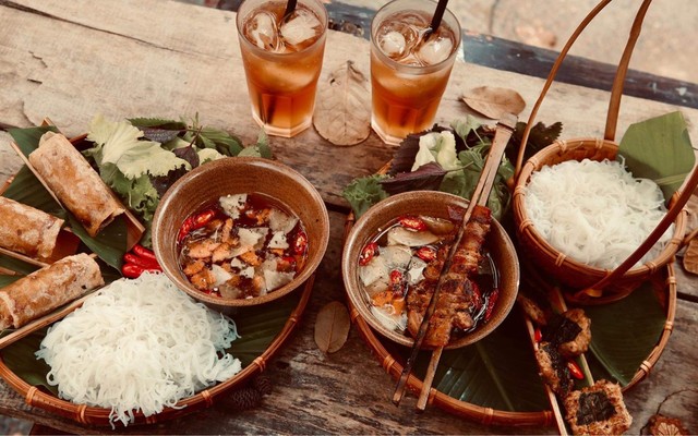Nguyên - Bún Chả Hàng Mành & Riêu Cua Phố Cổ - Cầu Diễn