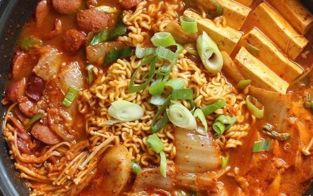 Budae Jjigae - Món Ăn Hàn Quốc