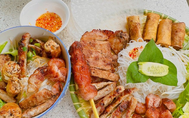 Măm - Bún Thịt Nướng Chả Giò - Nem Nướng & Gỏi Ốc Sứa - Lý Phục Man