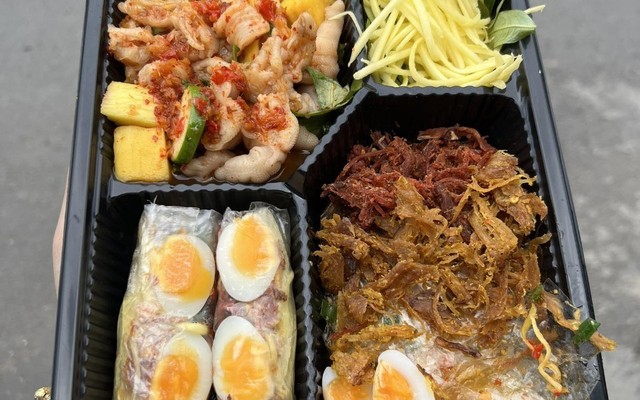 Ăn Vặt Cô Đào - Bánh Tráng Cuốn Trứng Lòng Đào & Chân Gà Sốt Thái