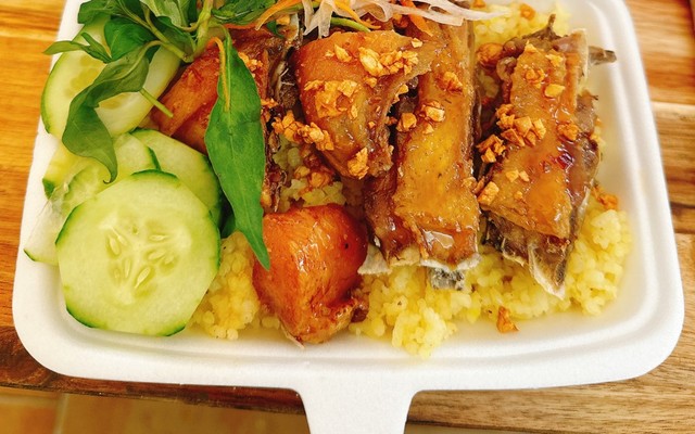 Cơm Gà Xối Mắm Nguyễn Nhuận - 68 Đặng Tất