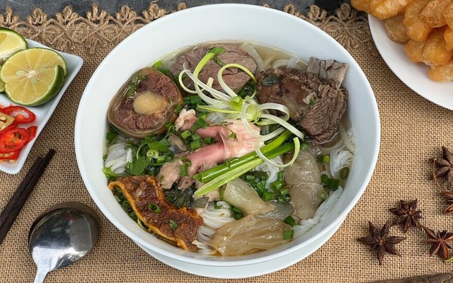 Phở Lý Quốc Sư & E Coffee Trung Nguyên - Cổ Điển