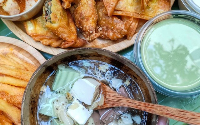Tiệm Bánh Gối Xá Xíu - Triều Khúc