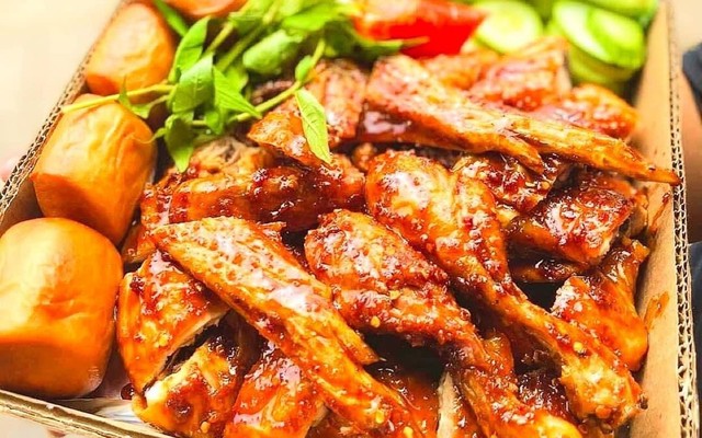 Gà Quay, Bánh Bao & Cơm Lam - Lộc Phát