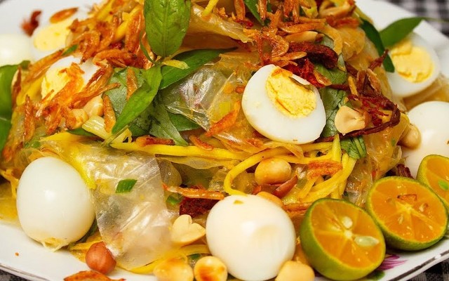 Ăn Vặt Khuya - Bánh Tráng Trộn Phơi Sương & Chân Gà Sả Tắc