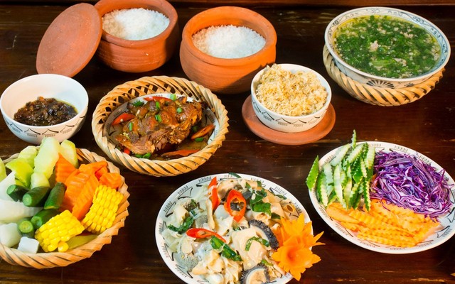 Cơm Trưa Văn Phòng & Lẩu Gà Lá É - Bếp Quê Ngoại