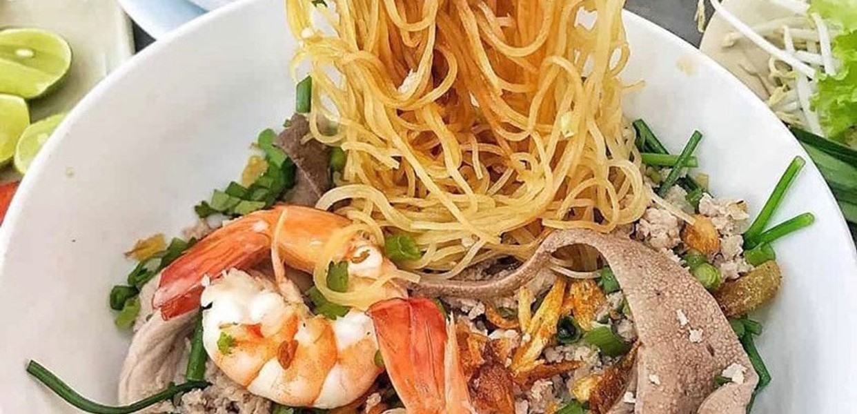 HƯNG KÝ MÌ GIA TRẦN HƯNG ĐẠO VỚI TÔ MÌ NÓNG THƠM NGON HẤP DẪN