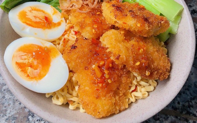 Tiệm Ăn Phú Quý - Mì Trộn & Cơm Thịt Chiên Xù