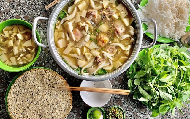 Huynh Đệ Quán - Lẩu Gà Lá É - Trần Xuân Soạn