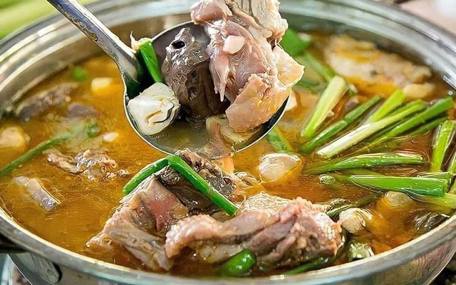 Lẩu Gà Lá Quế Bé Ngọc - Nguyễn Bình