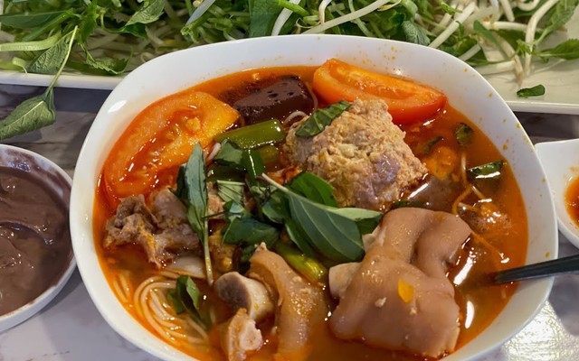 Quán Ỷ Lan - Hoành Thánh Lá, Bún Riêu Cua & Canh Bún