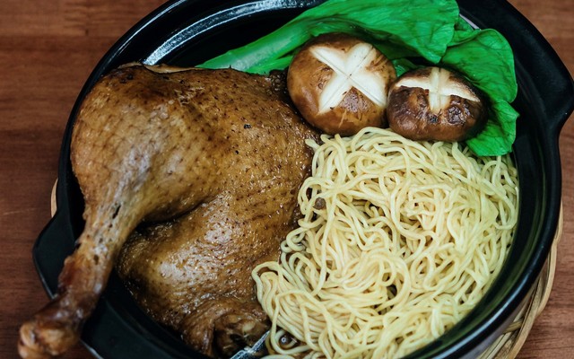 Danh Hoa Ký - Hủ Tiếu, Mì Vịt Tiềm & Hoành Thánh - Dân Chủ