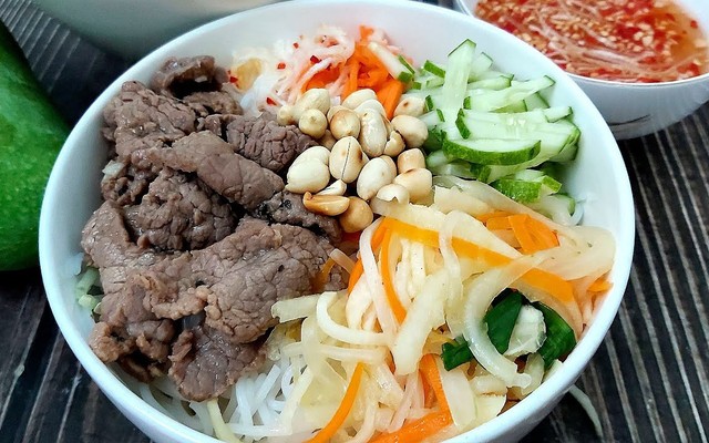 Chị Thuý - Bún Mắm - Trần Khắc Chân