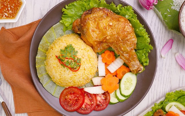 Triều Ký - Cơm Gà Xối Mỡ & Hủ Tiếu Xào -  Nguyễn Oanh