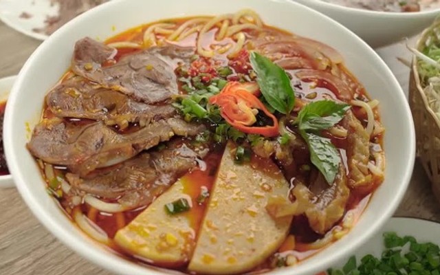 Bún Bò & Bún Riêu Cô Hoa - Kha Vạn Cân