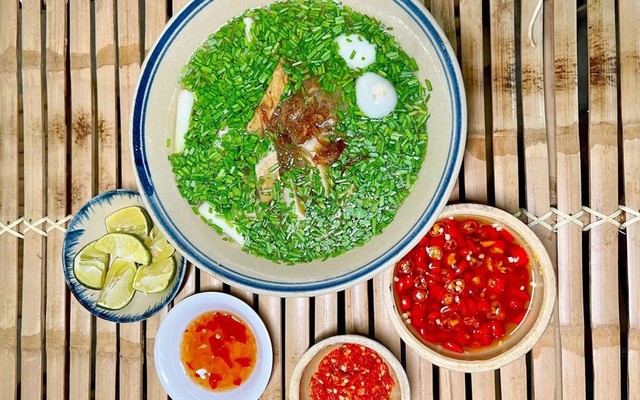 Rosie - Bánh Canh Hẹ - 120 Đô Đốc Bảo