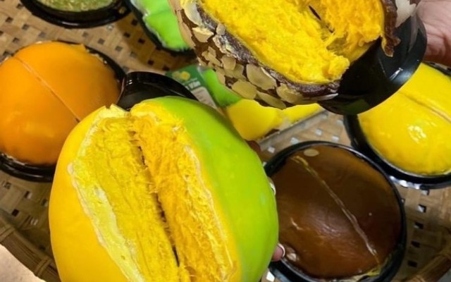 Bánh Crepe Sầu Riêng Cô Hai, Bánh Bông Lan & Chân Gà Sốt Thái