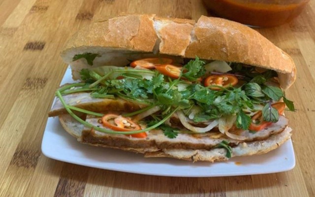 Quán Bánh Mỳ Chả Nóng - Nguyễn Khang