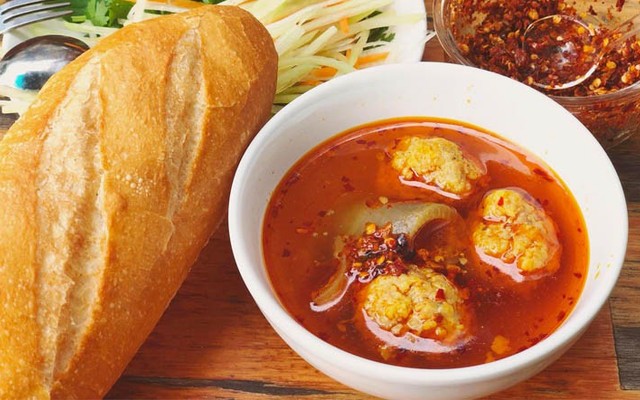 Tiệm Bánh Mì Xíu Mại Chén - Lương Định Của
