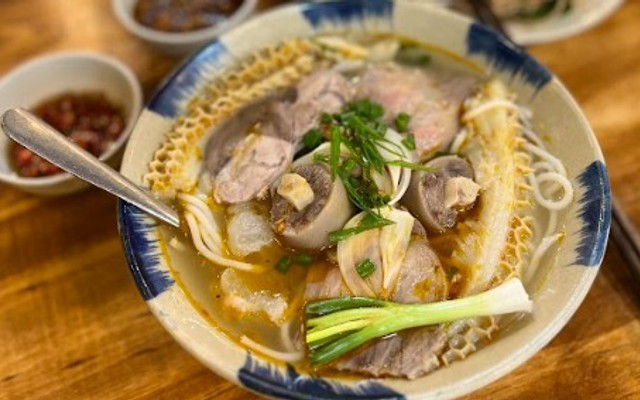 Tiệm Nhà Cũ - Bún Bò Huế & Lẩu Bò