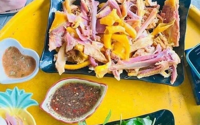 Bác Ba Phi - Gà Ủ Muối & Chân Gà Sốt Thái