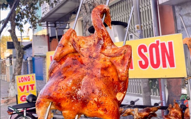 Long - Gà & Vịt Nướng Lá Mắc Mật