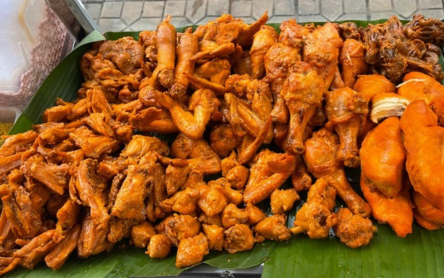 Xôi Gà Lá Chuối Cô Bốn - Nguyễn Văn Cừ