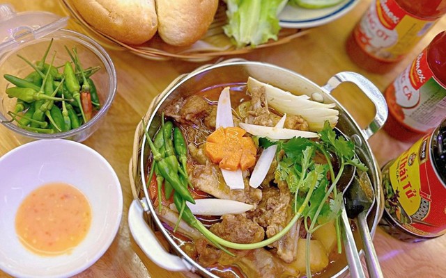 Vịt Nấu Cá Mòi - Phạm Ngũ Lão