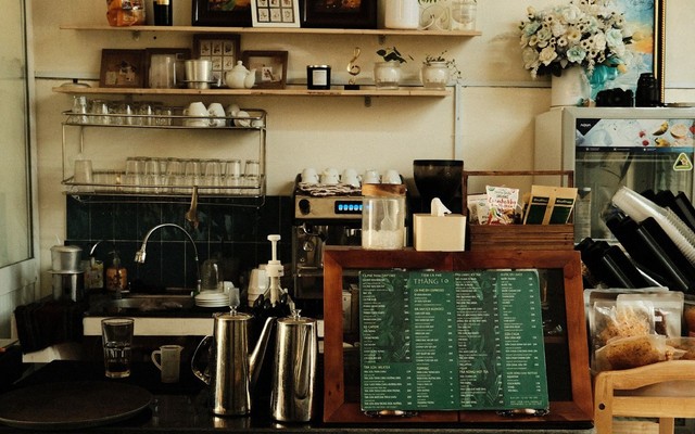 Tiệm Cà Phê Tháng 10