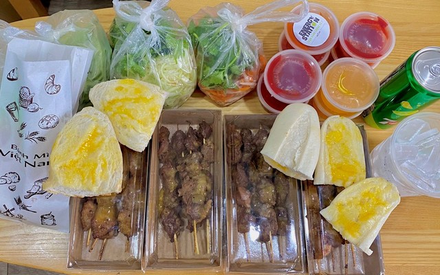 ES7- Bánh Mì Tươi, Thịt Bò & Heo Nướng Bơ - Nguyễn Văn Luông