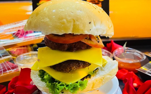 Hallowin Streetfood - Khoai Tây & Hamburger - 31 Ung Văn Khiêm