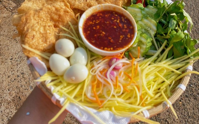 Ăn Vặt Yên Đỗ - Chả Cá Cuốn Rau Răm & Trà Trái Cây - 97 Lê Quang Định