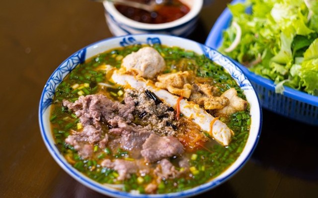 Cô Hương Béo - Bún Riêu Tóp Mỡ Mọc Giòn - Trần Hưng Đạo