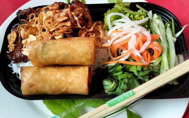 Bún Thịt Nướng Chả Giò - Gỏi Cuốn Trống Đồng - CMT8