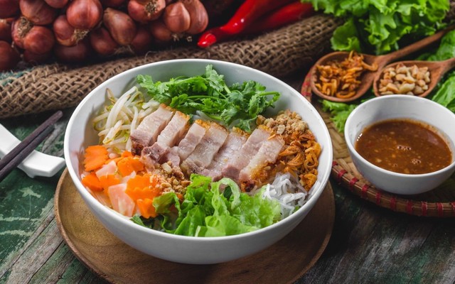 Bánh Mì Chấm Quy Nhơn & Bún Mắm Nêm - Cô Tám Food & Drink