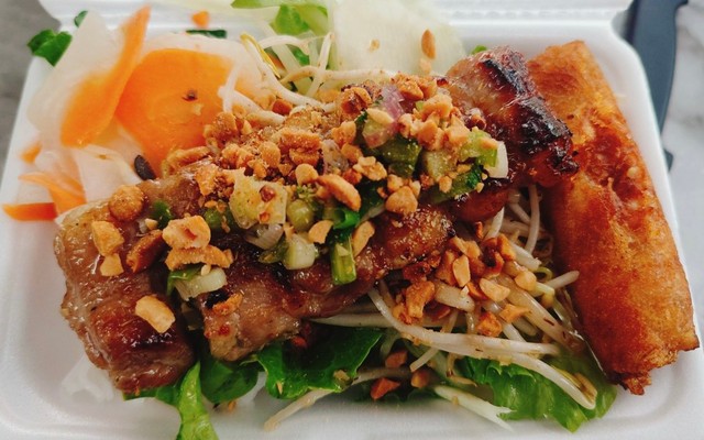 Quán Út Béo - Bánh Mì & Bún Thịt Nướng Xiên Que - Cách Mạng Tháng 8