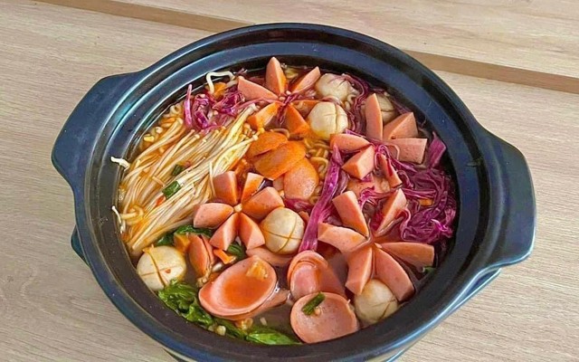 Tít Tít - Mỳ Xúc Xích Kim Chi & Mỳ Bò Sa Tế