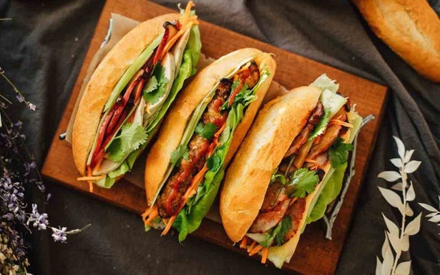 Bánh Mỳ Gì Hòa - Hoa Quả Dầm & Đồ Uống - 30 Trần Huy Liệu