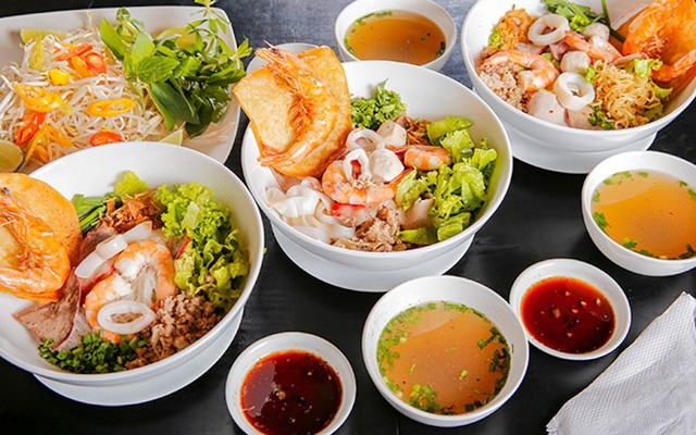 Tất Ký Mì Gia - Cách Mạng Tháng 8