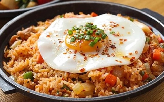 Tiệm Cơm ChisnBa - Cơm Rang Zòn - Ngõ Trại Cá