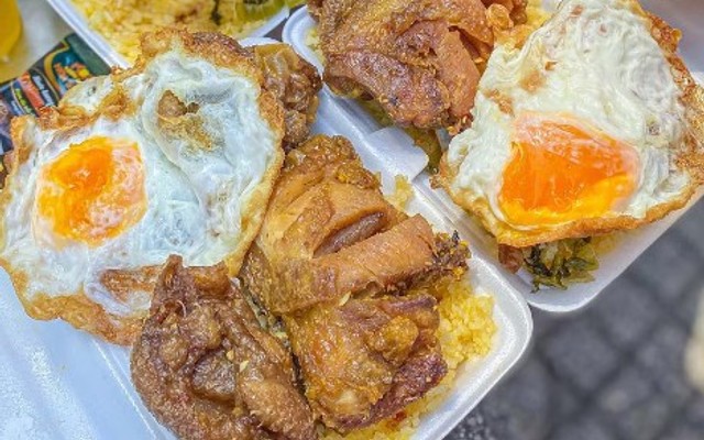 Cơm Gà Xối Mỡ Da Giòn Chú Năm - Trường Sa