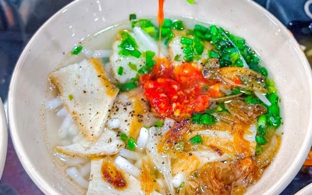 Trứng Cuộn Xúc Xích Lắc Phô Mai, Mì Trộn & Cá Viên Chiên - Ăn Vặt Người Không Chân