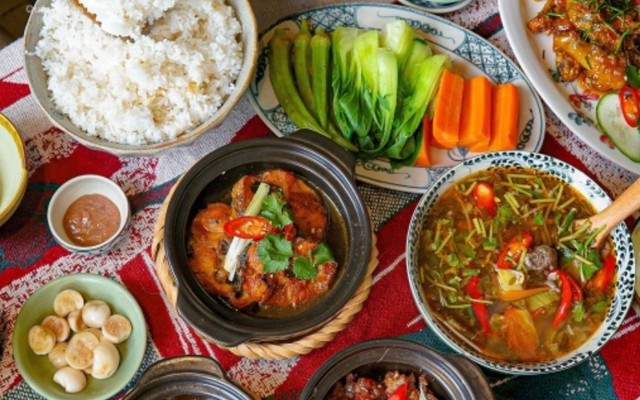 Năm Có 12 Tháng - Tiệm Cơm Việt Nam